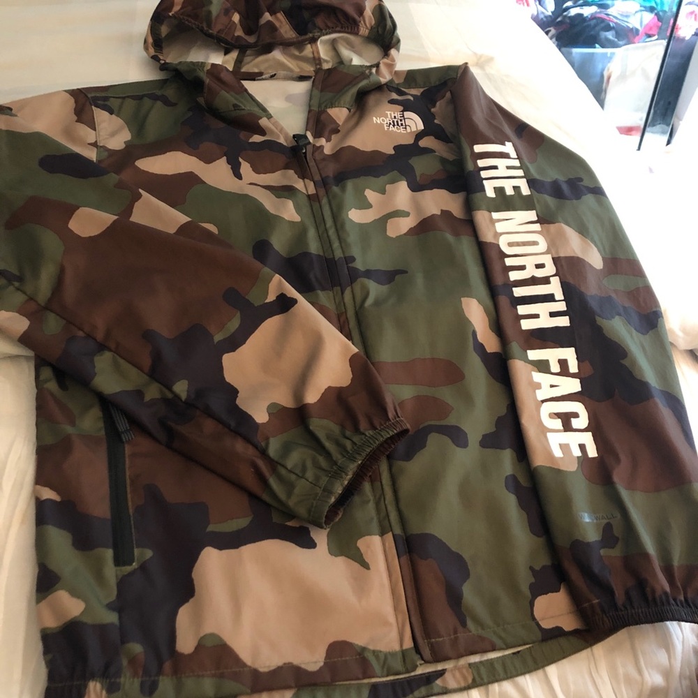 Boys camo The North Face jacket. Size M hooded.